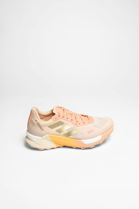 Seitenansicht Terrex Agravic Ultra Damen (Weiß/Rosa)