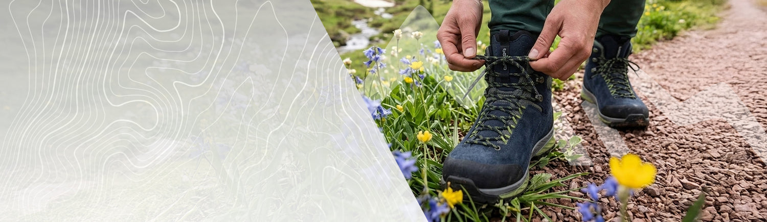 Dunkelblauer Wanderschuh wird auf einem Bergtrail geschnürt.